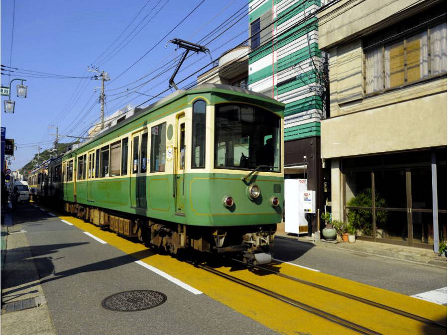 江ノ電が街中を走る光景も腰越らしいです(イメージ)
