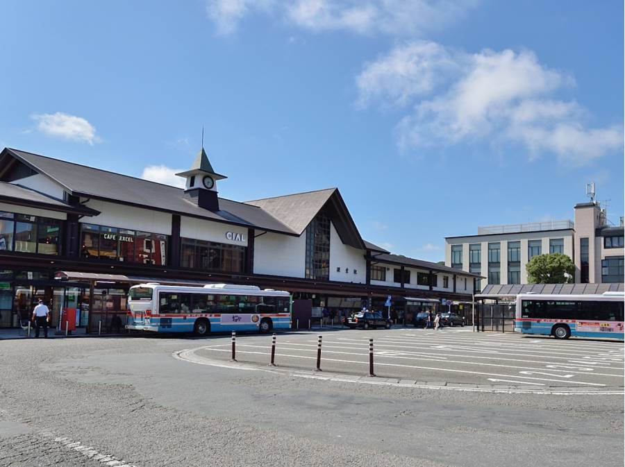 JR横須賀線『鎌倉』駅よりバス8分
『緑ヶ丘』停　徒歩7分
