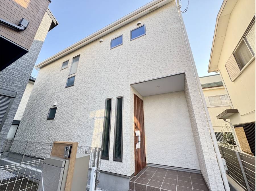 優しい白を基調とした外観