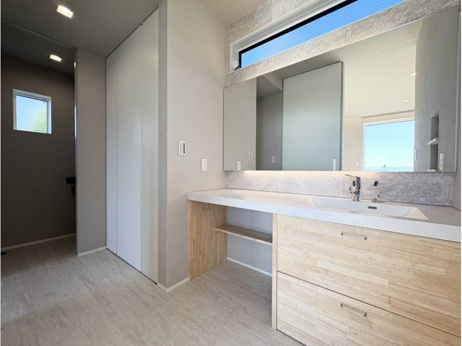 木のぬくもり感じるお洒落なデザインの洗面化粧台