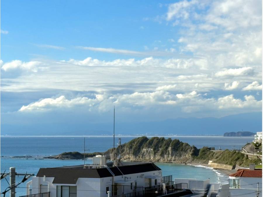 海だけでなく江ノ島も望む抜け感