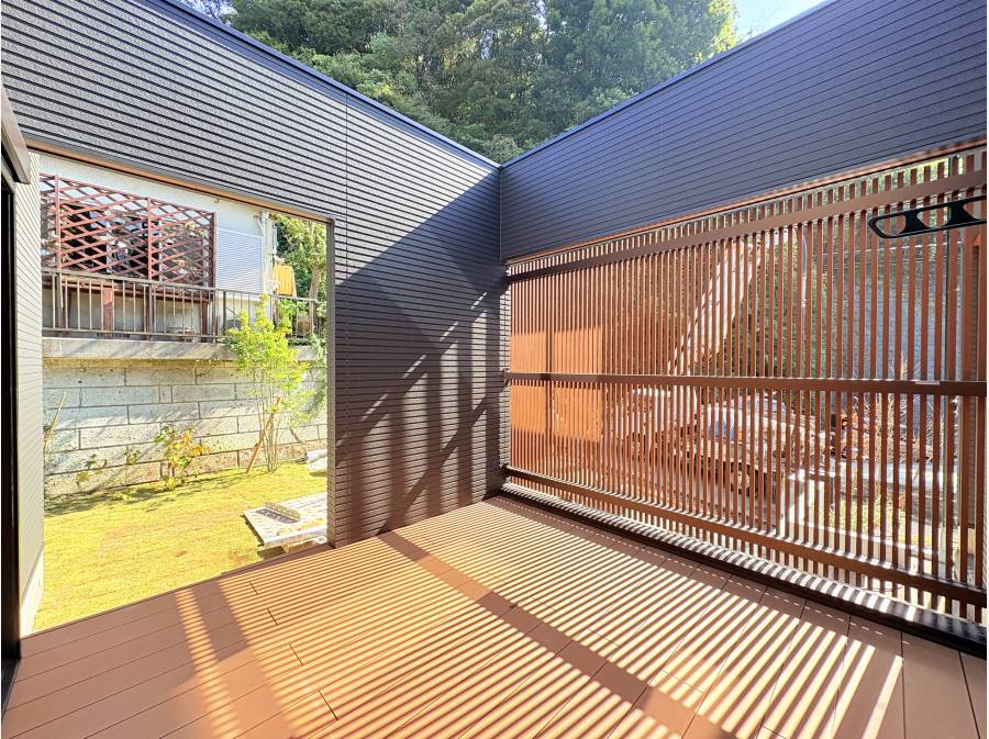 格子の目隠しでプライベート感あふれるデッキスペース