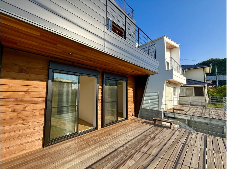 広々としたウッドデッキ