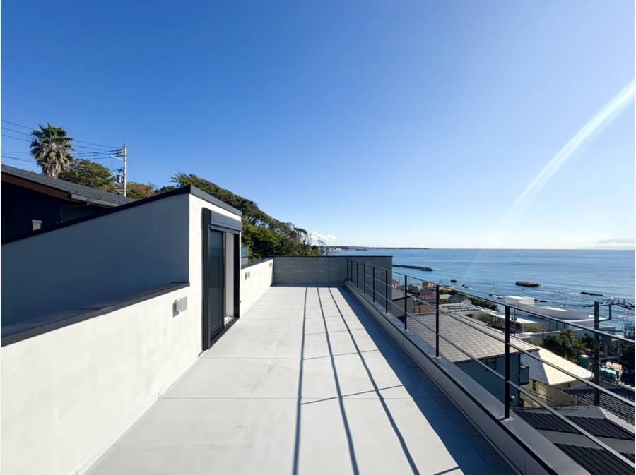 広々とした開放感のあるワイドなルーフバルコニー