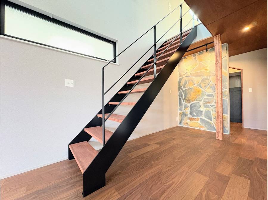 石張りの壁が印象的な鉄骨階段