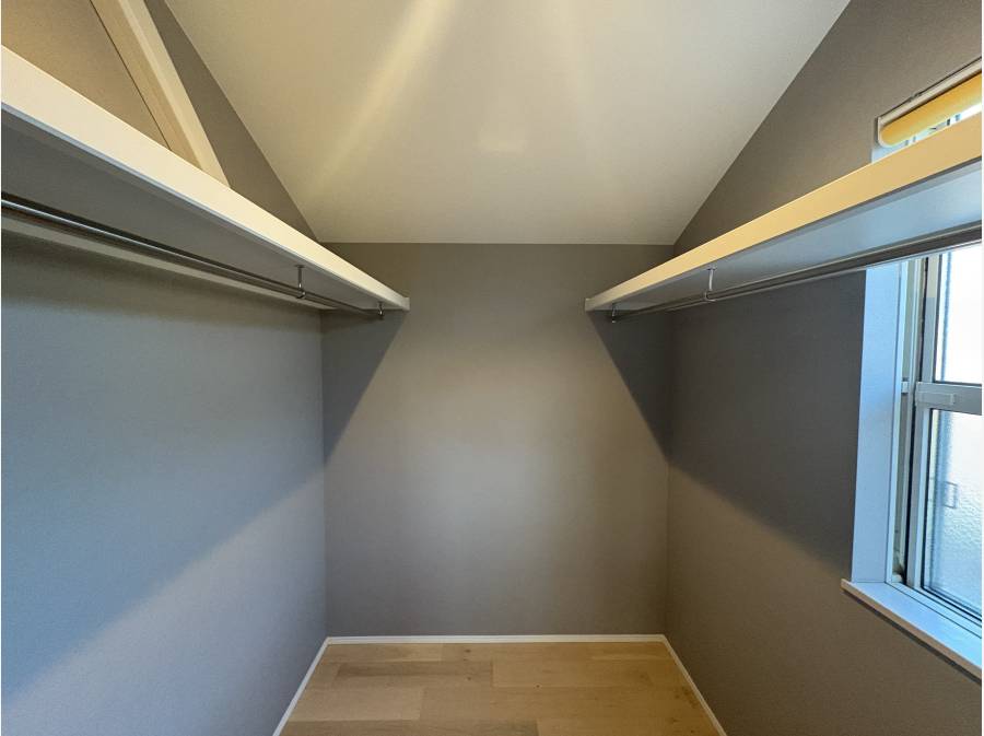 ストレージルームは広々としております
