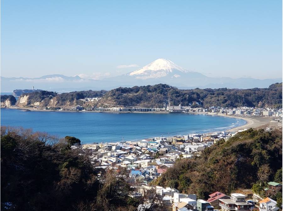 弓なりが美しい由比ヶ浜から材木座海岸と富士山