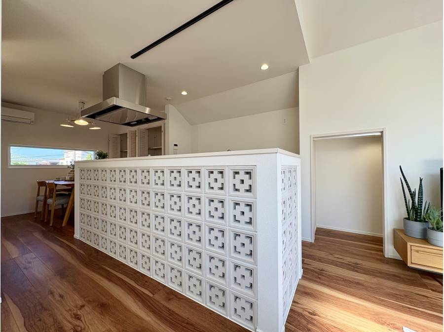 キッチン腰壁は花ブロックを採用