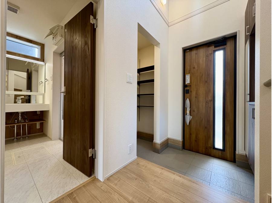 玄関スペースは吹き抜け空間。シューズインクローゼット付き