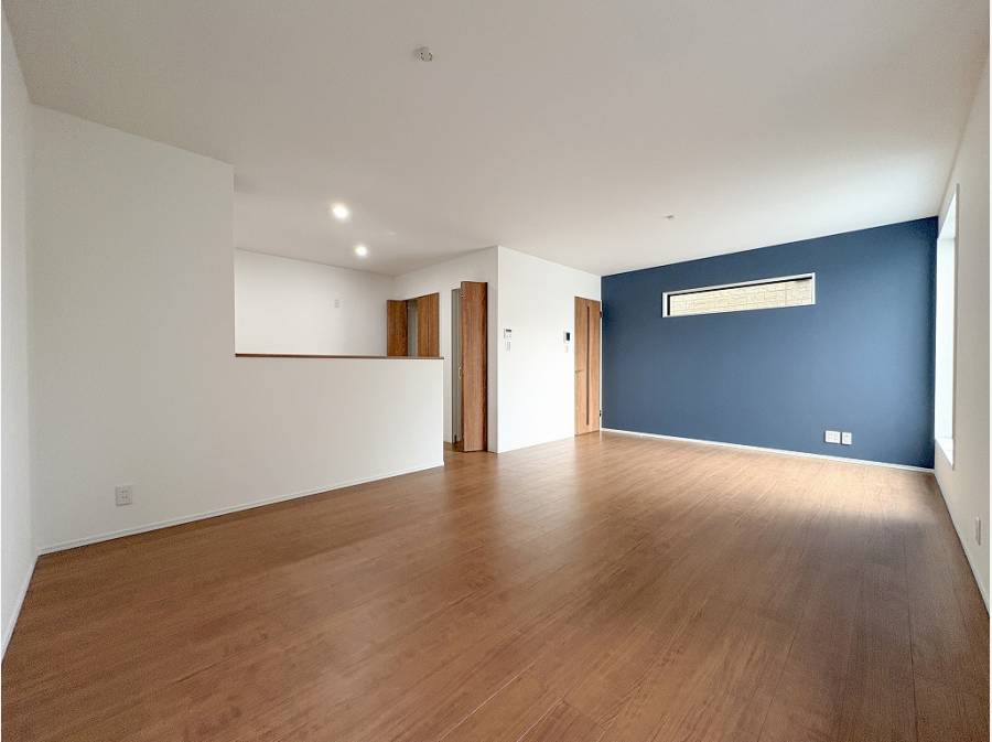 すっきりとした広さのリビングは一面をアクセントに