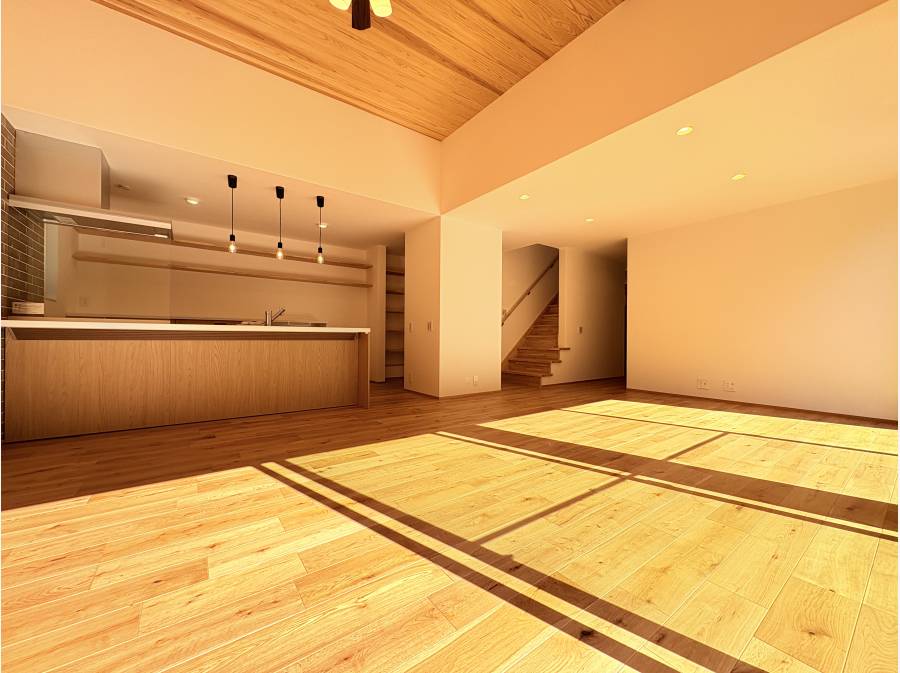 上部吹き抜けの開放的なLDK約19帖