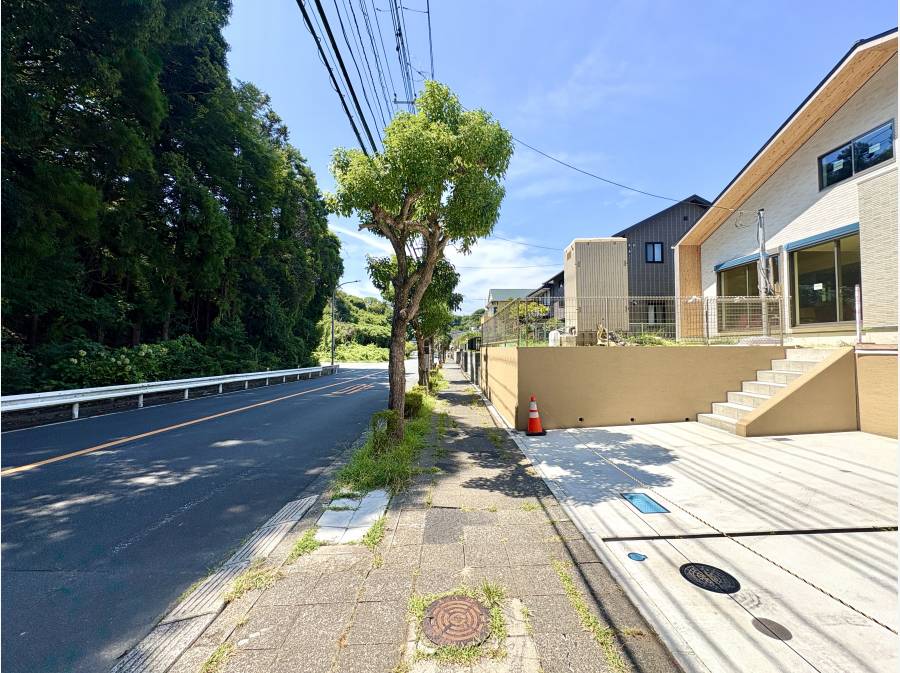 道路の向かい側はグリーンビューが広がります。