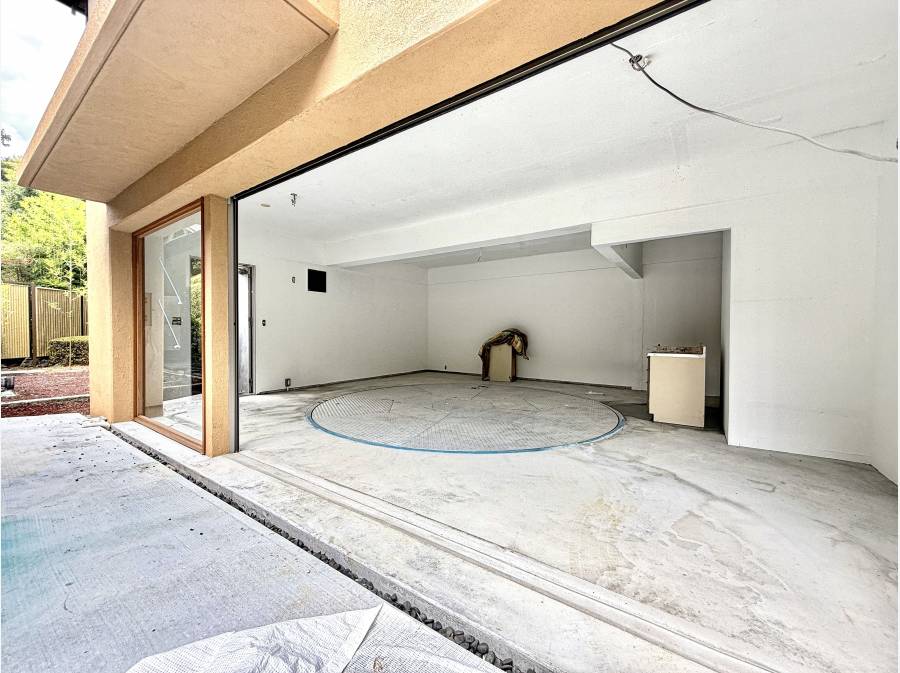 美しいお庭を傷めないよう、敷地奥には車返しのターンテーブルを新設致しました