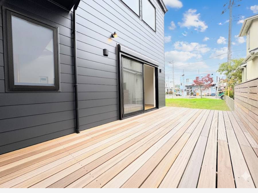 休日は家族でくつろぐ大型ウッドデッキ
