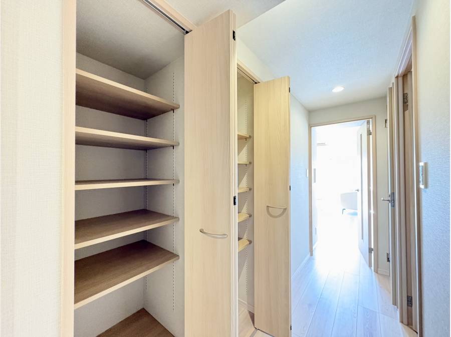 廊下にも収納スペースがございます!