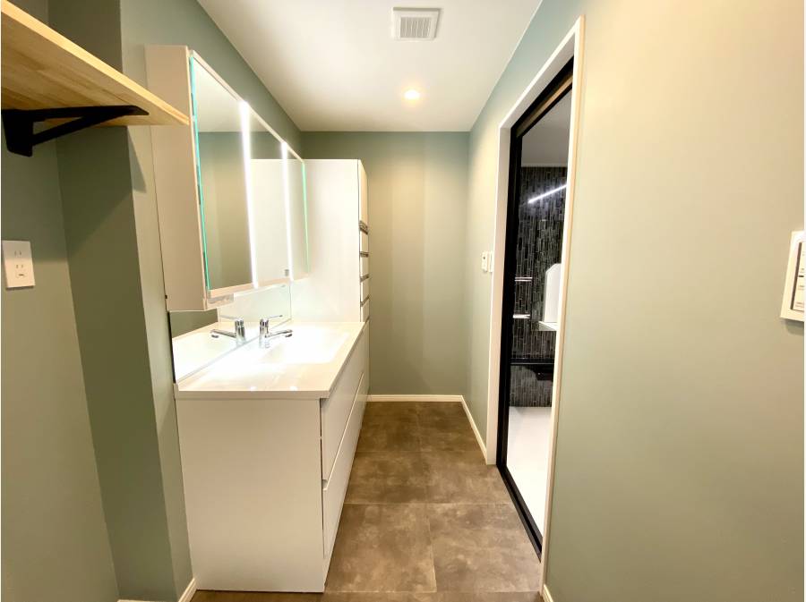 洗面スペースも広く
しっかりとした収納も兼ね備えた洗面台を完備