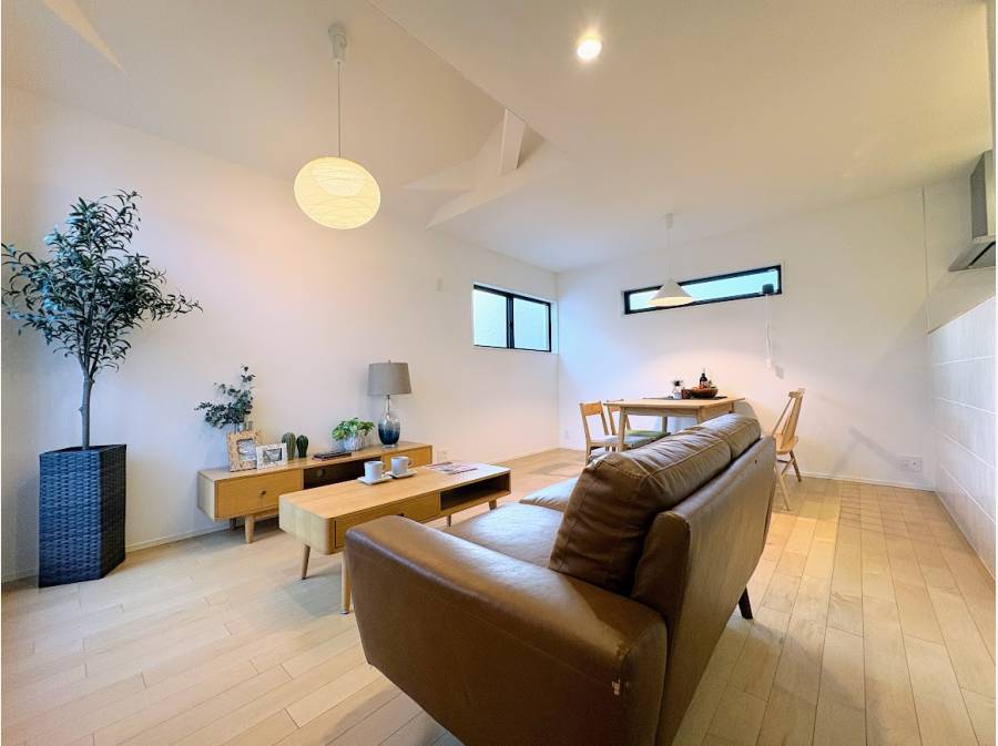 吹き抜けが縦の広がりと開放感を与えてくれます