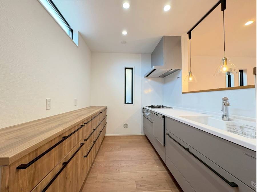 スタイリッシュなデザインのシステムキッチン