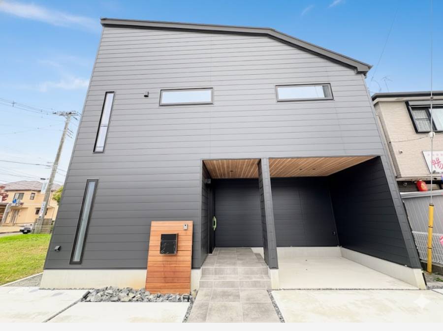 外壁はガルバリウム鋼板、軒天にアクセントの板張り