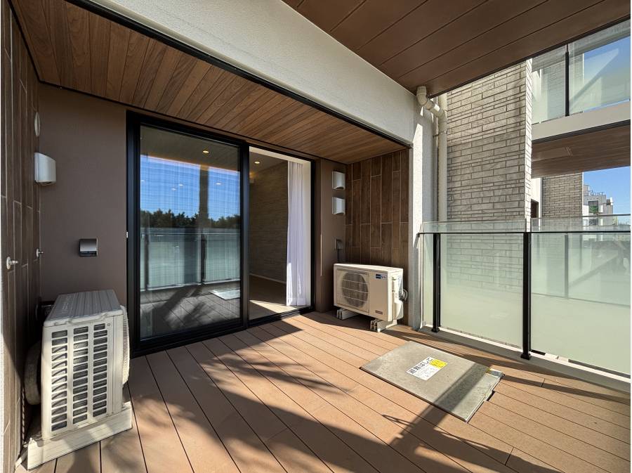 椅子を置いて、海を眺めながらのカフェタイムを。