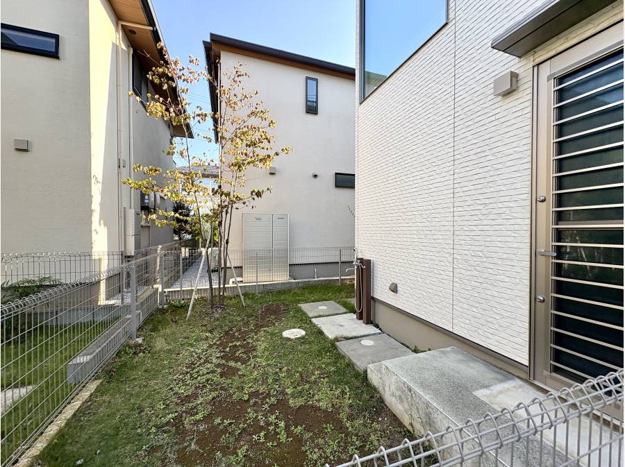 外部温水シャワーとお庭です