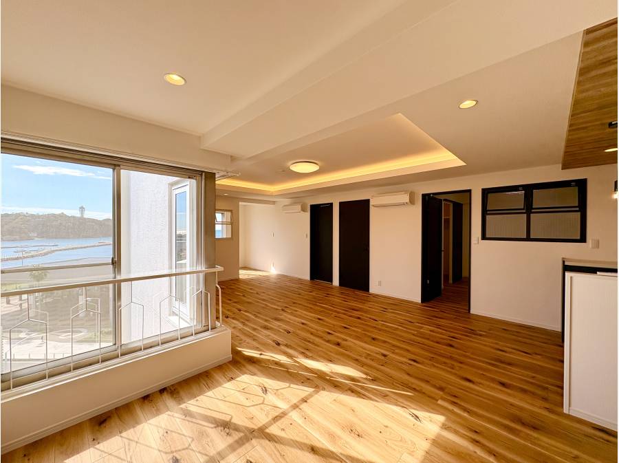 海・江の島を望むことができる約24帖のLDKスペース