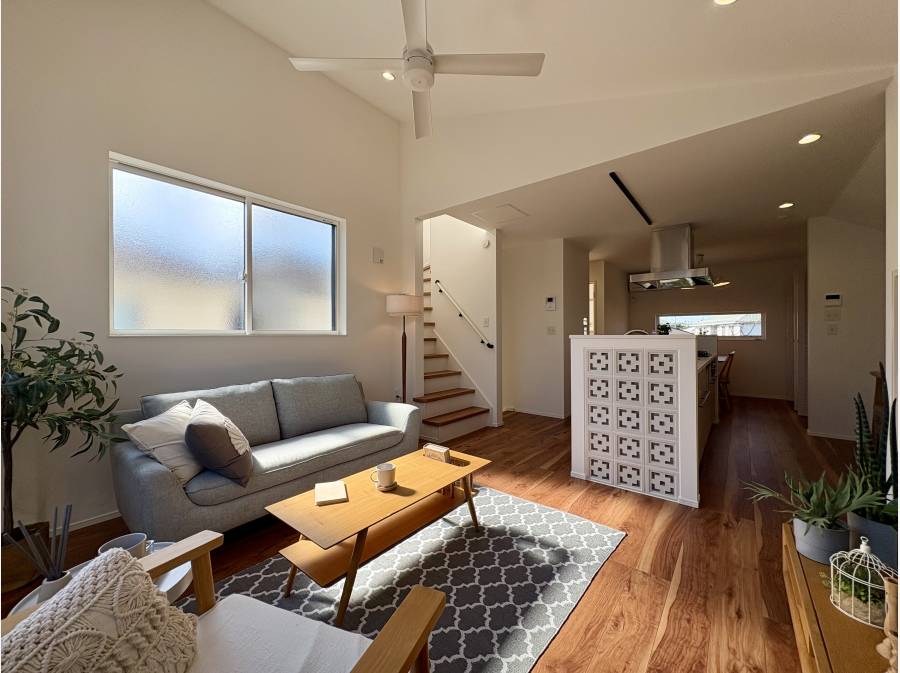 シーリングファンが優雅に回るリビング