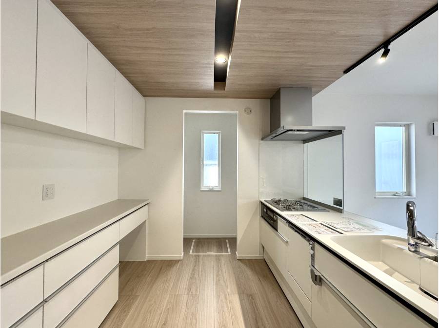 奥にはパントリーとキッチン収納が大容量