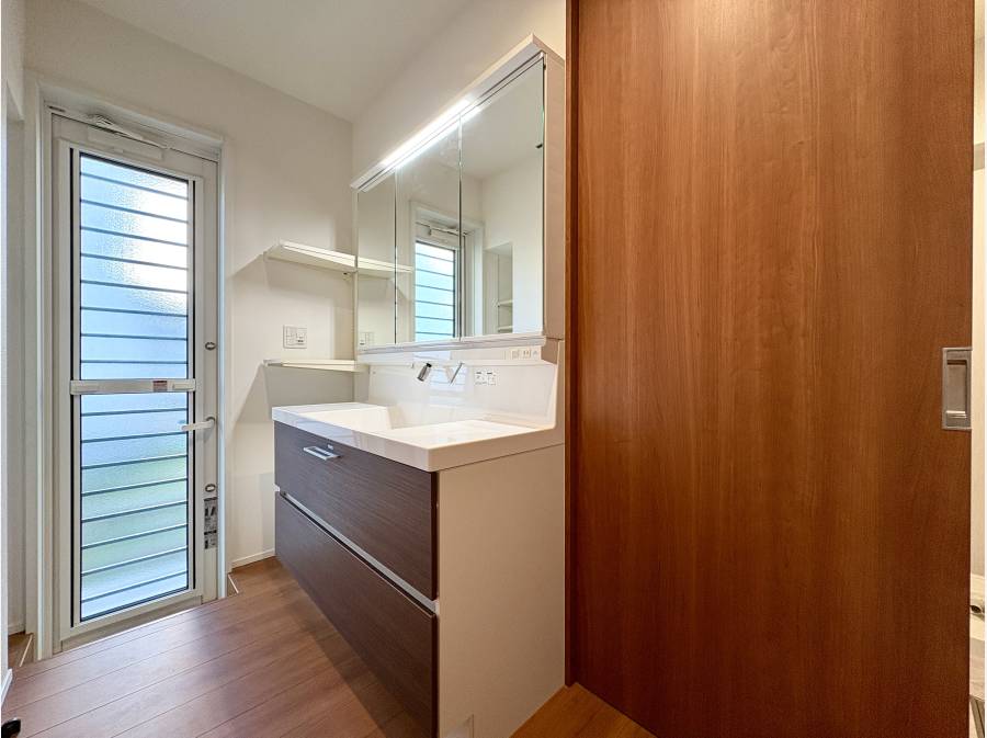 外部シャワーを浴びた後はこの洗面室から家に入れます。