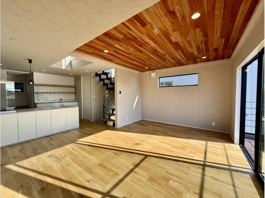 木の温もりを感じるリビングルーム