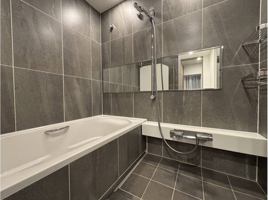 広々としたバスタブで、一日の疲れをリセット。心安らぐバスタイムを。