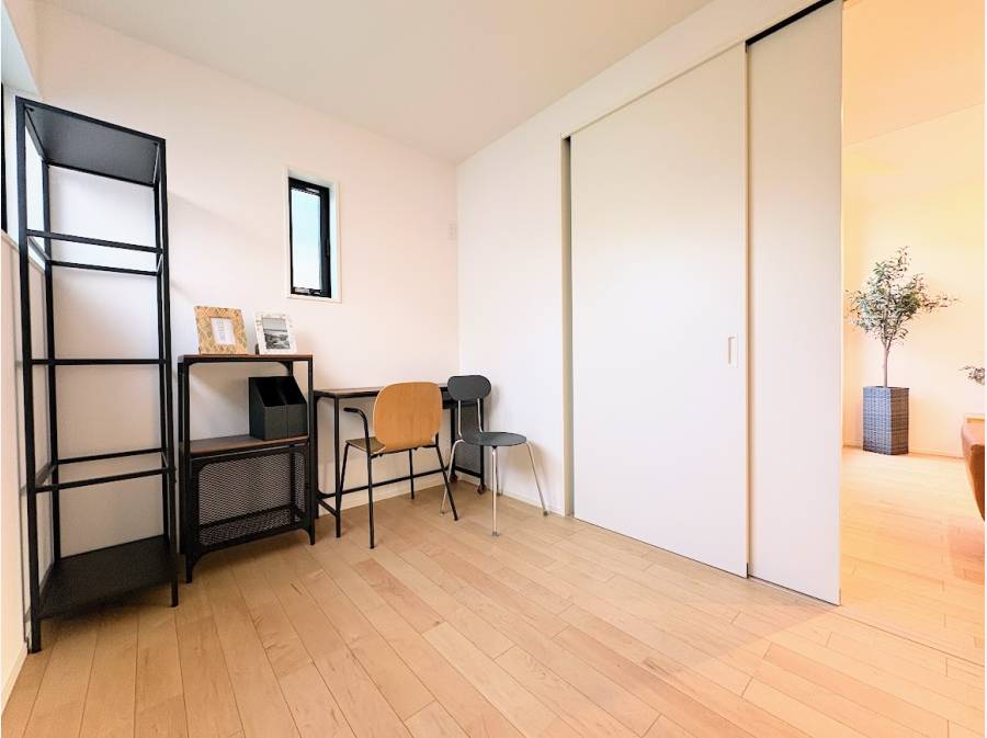 LDK隣には書斎としても使える洋室