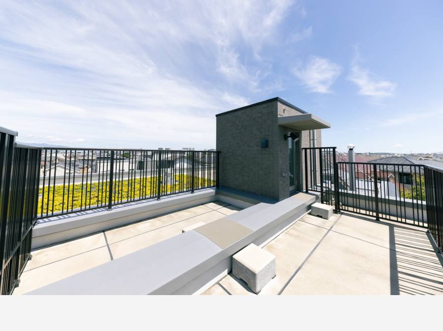 花火大会も楽しめる屋上テラス部分