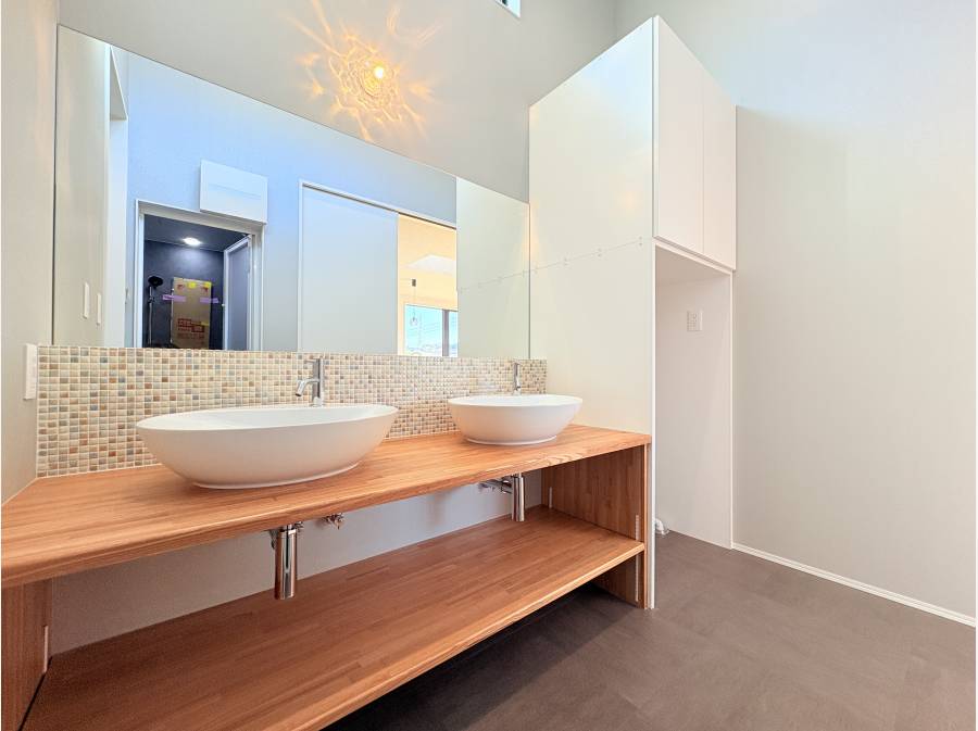 ツーボールの洗面台に上部吹き抜けで開放感のあるサニタリールーム