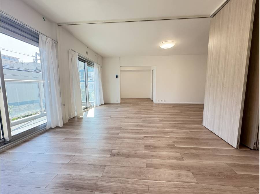 南東向きの日当たり良好です。