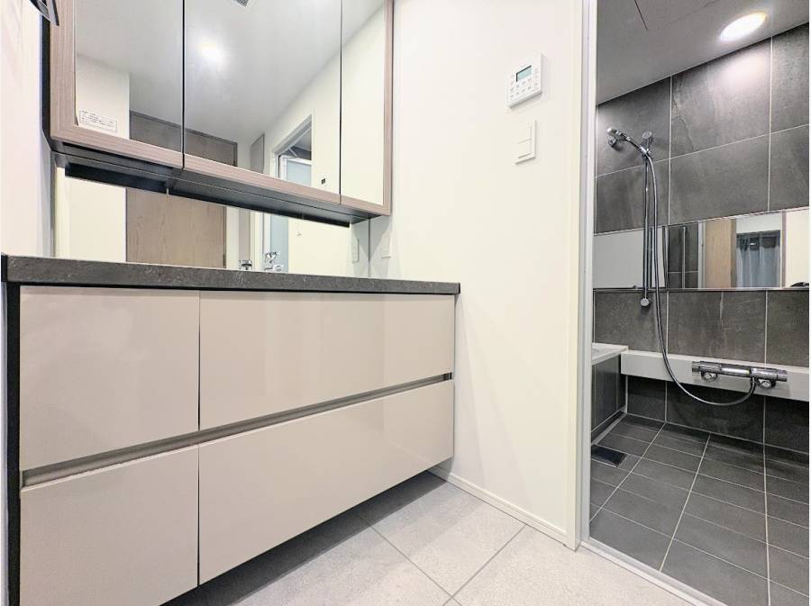 インナーガレージから直接入れるサニタリールーム、バスルーム