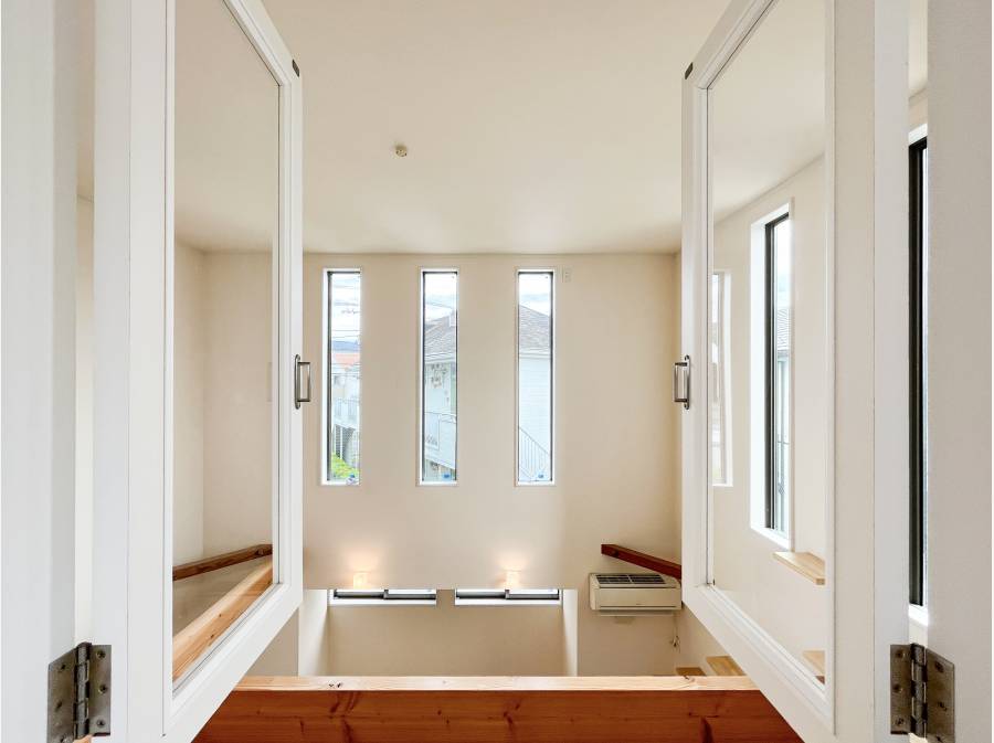 ２階のお部屋、廊下などの小窓からリビングを見下ろすことも。