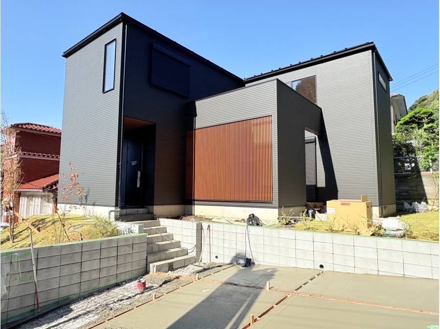 鎌倉の緑と、青空に映える外観