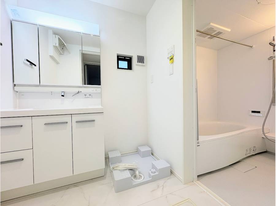 清潔感あるサニタリールームとバスルーム