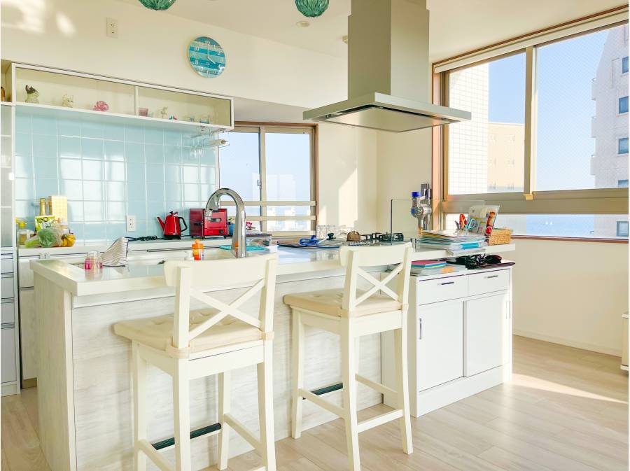 キッチンは、海街の雰囲気に合わせて【ホワイト&ブルー】