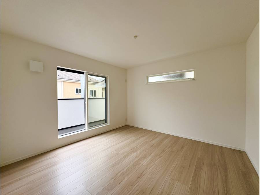 約8帖の主寝室(お部屋は全4室ございます)