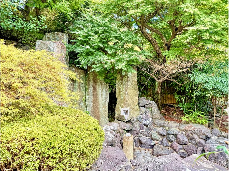 外(敷地内)には天然温泉の露天風呂もございます