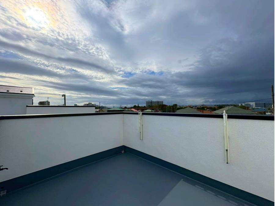 約6.1帖の広さを誇る開放的なルーフバルコニー