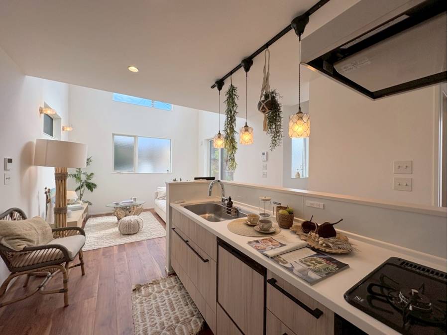 奥行きのあるLDKに映える素敵なアイランドキッチン