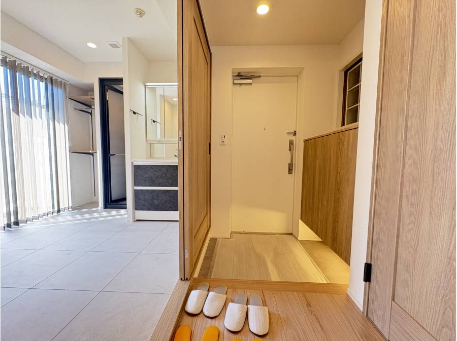 玄関ホール、横にはサニタリールームがあります。