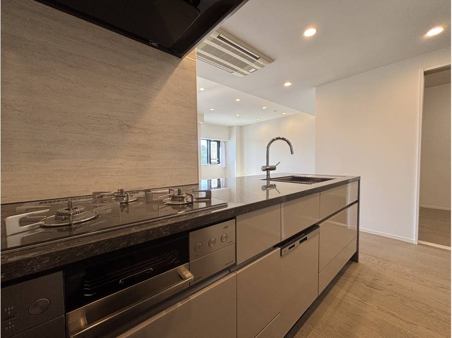 料理をしながら家族と会話が弾む、人気の対面式キッチン。