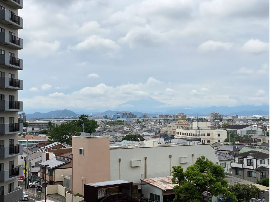 曇っていましたが富士山が見えました