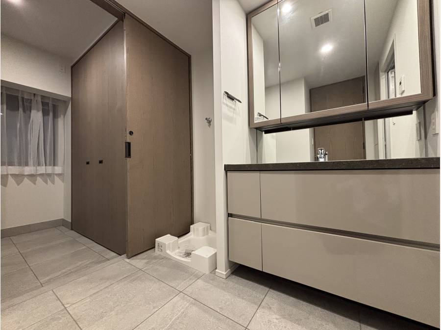 洗面台は収納もしっかり設けられています。