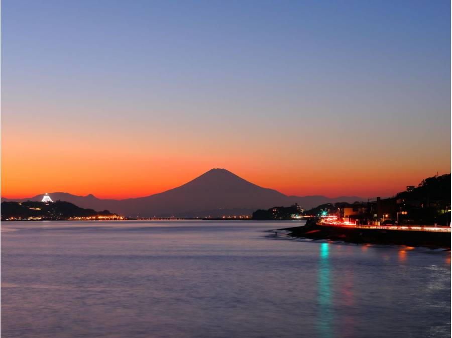 稲村ケ崎が景勝地と言われる由縁。海、富士山、江ノ島の3ショット。