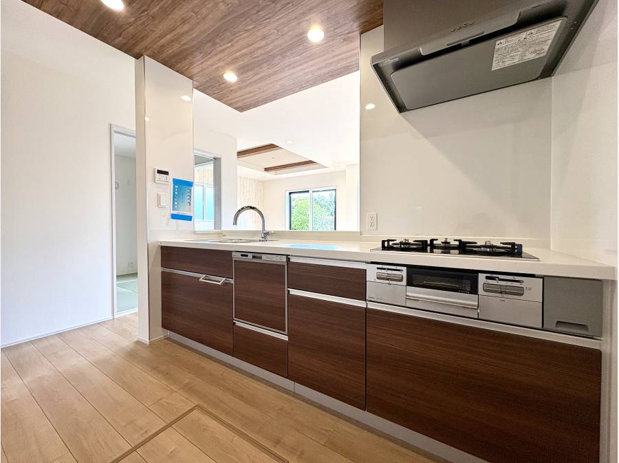 対面式システムキッチンは食洗機と浄水器付き